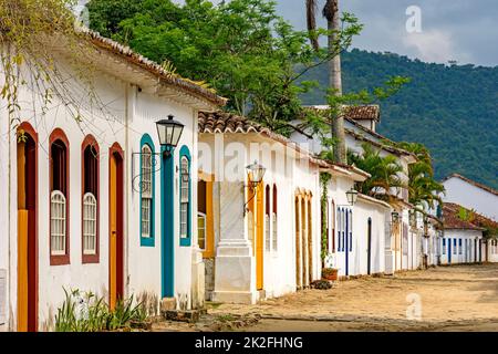 Straßen aus Kopfsteinpflaster und alte Häuser im Kolonialstil in der historischen Stadt Paraty Stockfoto