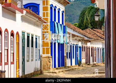 Straßen aus Kopfsteinpflaster und alte Häuser im Kolonialstil auf der alten und historischen Stadt Paraty Stockfoto