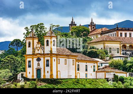 Alte historische Kirche und Häuser in der Stadt Ouro Preto Stockfoto