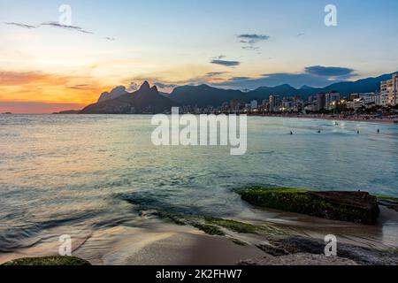 Wunderschöner Sonnenuntergang hinter den Bergen und dem Meer Stockfoto