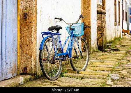 Fahren Sie mit dem Fahrrad durch die alten kopfsteingepflasterten Straßen der Stadt Paraty Stockfoto