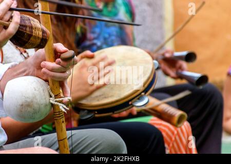 Brasilianisches Musikinstrument namens Berimbau, Tamburin und anderen in der Regel während der Capoeira aus Afrika gebracht und durch die Slaves geändert werden Stockfoto