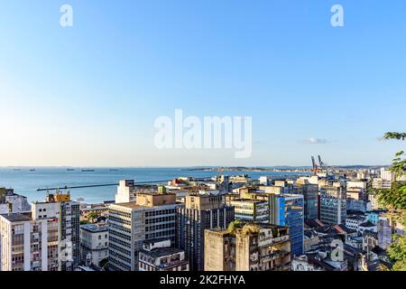 Gebäude und Hafen der Stadt Salvador mit der Bucht Allerheiligen im Hintergrund Stockfoto