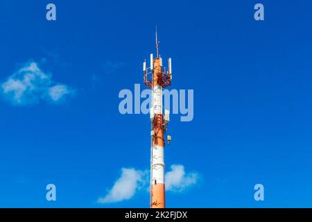 Roter weißer 5G-Turm Strahlung in Playa del Carmen Mexiko. Stockfoto