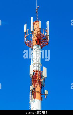 Roter weißer 5G-Turm Strahlung in Playa del Carmen Mexiko. Stockfoto