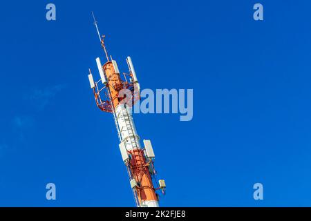 Roter weißer 5G-Turm Strahlung in Playa del Carmen Mexiko. Stockfoto