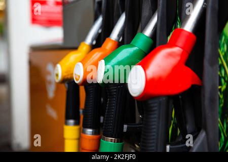 Detailansicht einer Zapfsäule an einer Tankstelle. Blau, Grün, Rot, Goldfarben. Stockfoto