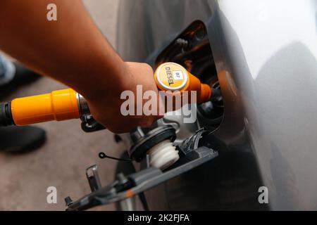 Handman Nachfüllen und Betanken von Öl Gas Kraftstoff an der Tankstelle. Ich pumpte an der Tankstelle Benzin in das Auto. Stockfoto