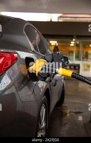Tanken von Benzin an der Tankstelle Autotanken an der Tankstelle. Service ist das Befüllen von Gas oder Biodiesel in den Tank. Stockfoto