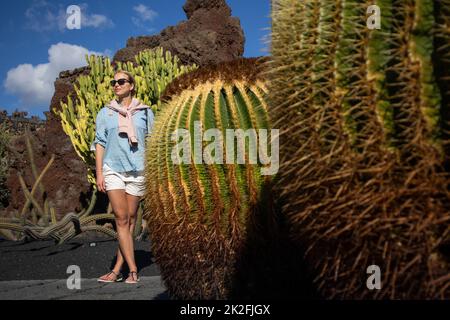 Weibliche Touristen-Sightseeing im tropischen Kaktusgarten im Dorf Guatiza, Lanzarote, Kanarische Inseln, Spanien. Stockfoto