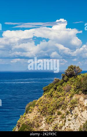 Felsklippe des Kaps Capo Vaticano mit Äolischen Inseln, Tyrrhenisches Meer, Kalabrien, Süditalien Stockfoto