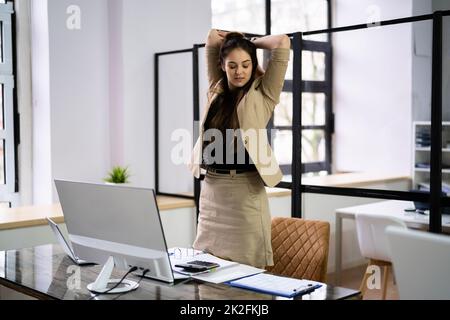 Dehnungsübungen In Der Nähe Des Schreibtischs Stockfoto