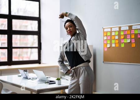 Dehnungsübungen In Der Nähe Des Schreibtischs Stockfoto