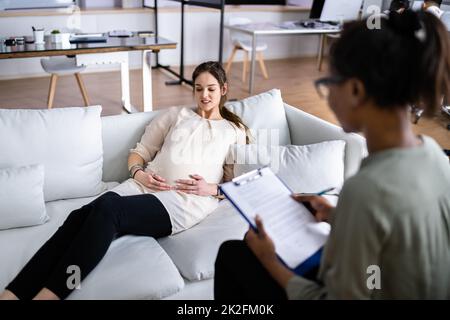 Doula Care Und Schwangere Patientin Stockfoto