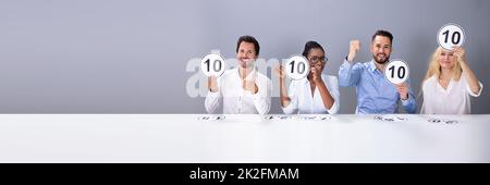 Aufgeregte Jury Zeigt 10 Scorecards Für Die Leistung Stockfoto