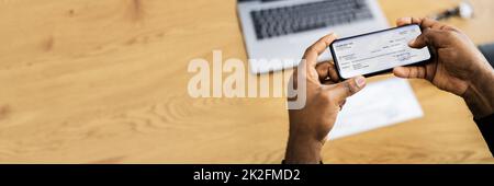 Scheckeinzahlung Per Fernzugriff Über Mobilgerät Stockfoto