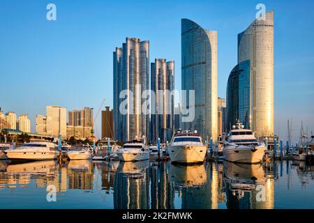 Busan Hafen mit Yachten auf Sonnenuntergang, Südkorea Stockfoto