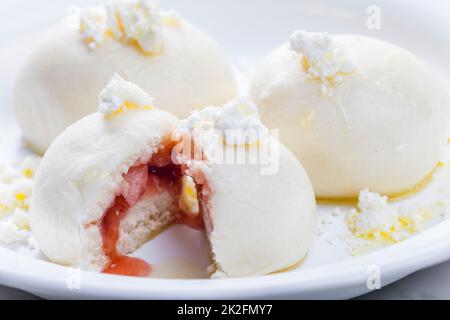 Knödel gefüllt mit Erdbeeren, serviert mit Quark Stockfoto