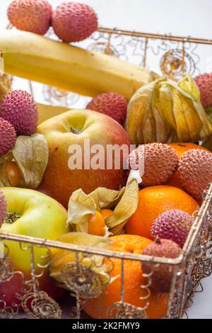 Stillleben von Früchten im Korb Stockfoto