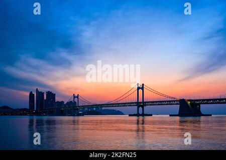 Gwangan Brücke auf den Sonnenaufgang. Busan, Südkorea Stockfoto
