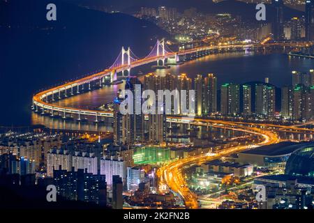 Busan Stadtbild Gwangan Bridge bei Nacht Stockfoto