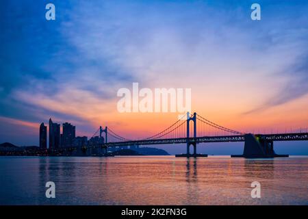 Gwangan Brücke auf den Sonnenaufgang. Busan, Südkorea Stockfoto