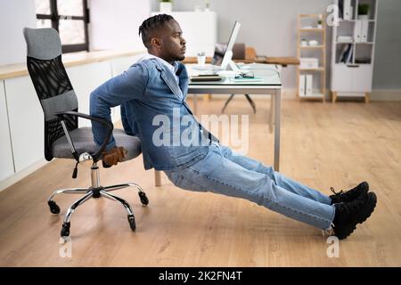 Trizeps Dip-Training Stockfoto