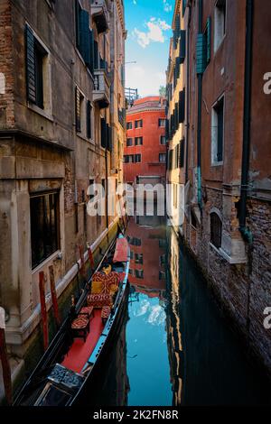 Schmalen Kanal mit Gondel in Venedig, Italien Stockfoto