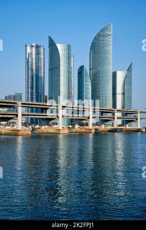 Busan Wolkenkratzer und Gwangan Brücke, Südkorea Stockfoto