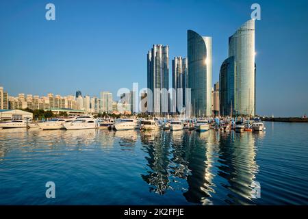 Busan Hafen mit Yachten auf Sonnenuntergang, Südkorea Stockfoto