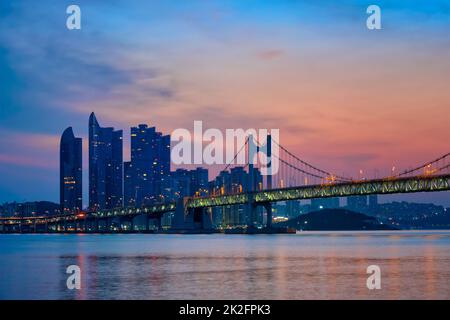 Gwangan Brücke auf den Sonnenaufgang. Busan, Südkorea Stockfoto