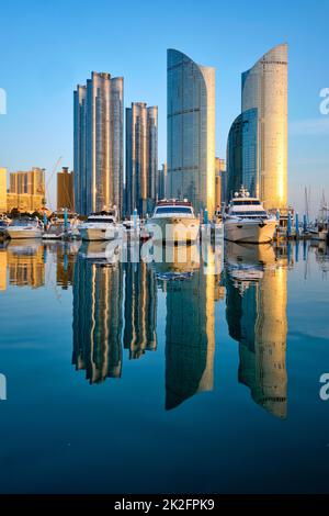 Busan Hafen mit Yachten auf Sonnenuntergang, Südkorea Stockfoto