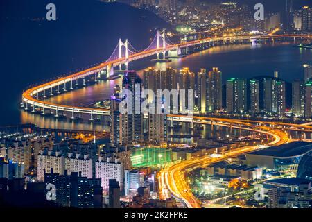 Busan Stadtbild Gwangan Bridge bei Nacht Stockfoto