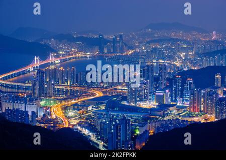 Busan Stadtbild Gwangan Bridge bei Nacht Stockfoto