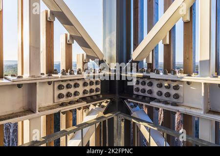 Detail der Stahlschrauben, die massive industrielle Stahlkonstruktion verbinden Stockfoto