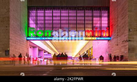 Bahnhof Roma Termini bei Nacht Stockfoto