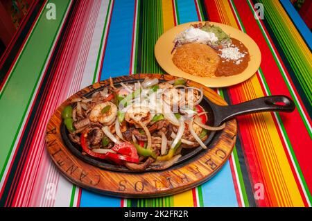 Mexikanisches Shrimp Steak und Hühnchen Fajitas Stockfoto
