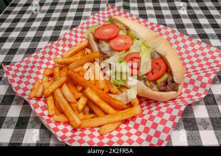 Philly Cheesesteak und Pommes frites Stockfoto