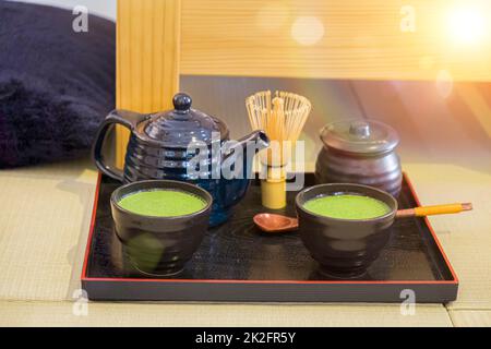 Kunst der japanischen lebenden grünen Tee Ryokucha traditionelle Zeremonie bestehen aus Teekanne, Teetasse, Teebürste setzen in Stockfoto