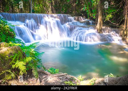 Langzeitbelichtung des Huay Mae Khamin Wasserfalls im Srinakarin Dam Nationalpark. Kanchanaburi Thailand. Wasserfall tropischen Wald Stockfoto