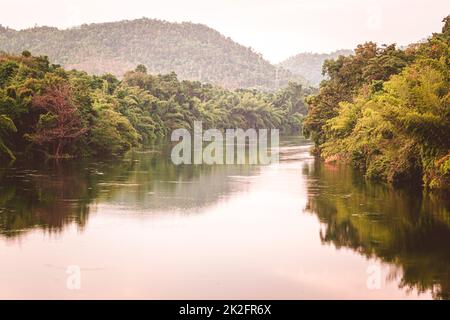 Kanchanaburi Natur und Wildtiere tropischen Wald entlang Kaew Fluss in Kanchanaburi Thailand Stockfoto