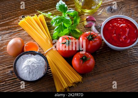 Zusammensetzung mit getrockneten Spaghetti und Pasta-Zutaten. Stockfoto