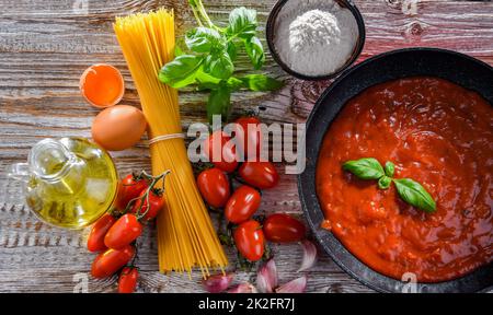 Zusammensetzung mit getrockneten Spaghetti und Nudelzutaten Stockfoto