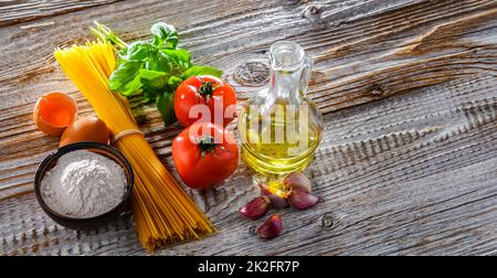 Zusammensetzung mit getrockneten Spaghetti und Nudelzutaten Stockfoto