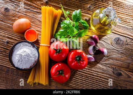 Zusammensetzung mit getrockneten Spaghetti und Nudelzutaten Stockfoto