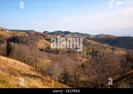 Herbstlandschaft des Mount Grappa. Blick auf die italienischen Alpen Stockfoto