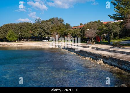 Vor der Saison an der Küste in Petrcane bei Zadar in der dalmatinischen Region in Kroatien. Stockfoto