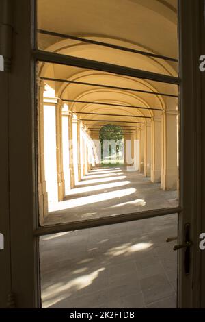 Blick durch die Eingangstür auf den Korridor der Spielhalle Stockfoto