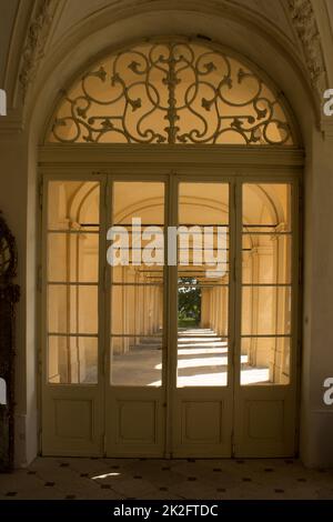 Blick durch die Eingangstür auf den Korridor der Spielhalle Stockfoto
