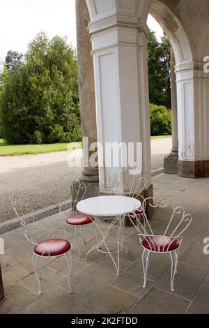 Stühle in Pfauenform mit rundem Tisch Stockfoto